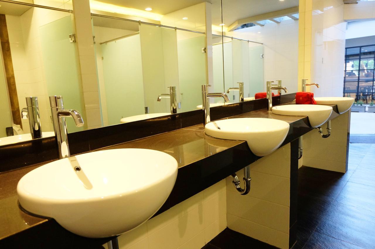 Zen Hostel Gubeng Station Σουραμπάγια Εξωτερικό φωτογραφία